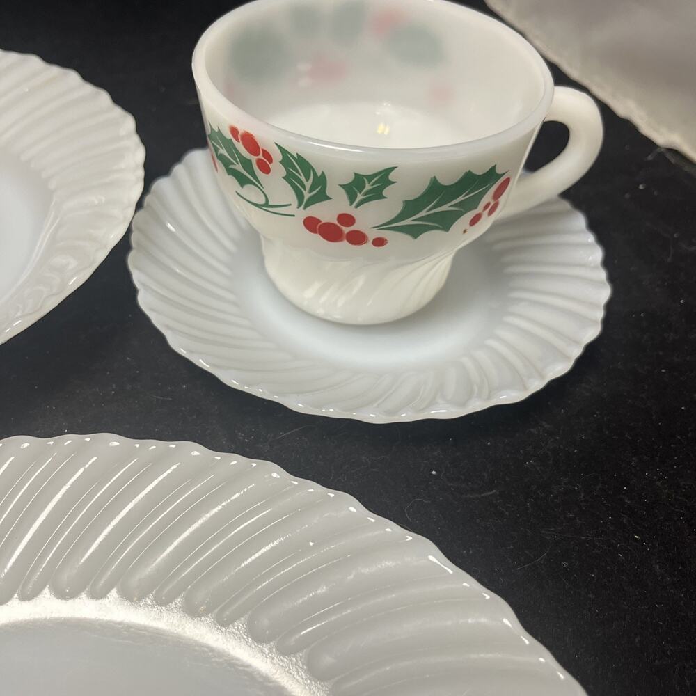 Vtg 5 Piece Place Setting Termocrisa Milk Glass Holly Berry Christmas - Picture 5 of 7